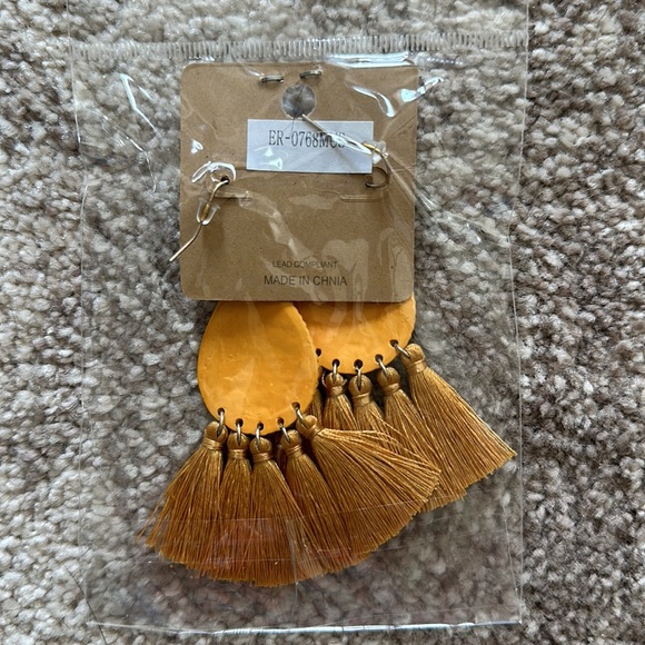 tear drop rhinestone with tassels mustard yellow earrings ⭐️ - Picture 3 of 3